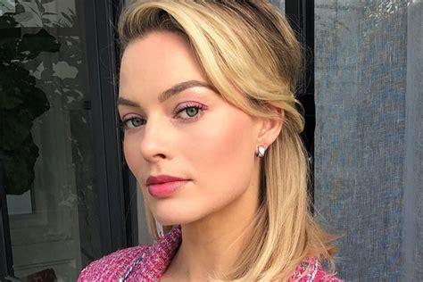 Margot Robbie Does Monochromatic Pink Makeup Elle Canada