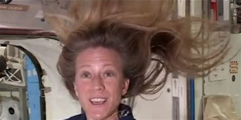 Iss Astronaut Karen Nyberg Shows She Can Move Her Body Using Single