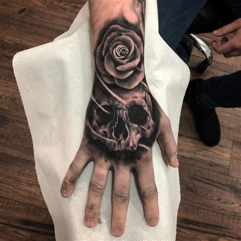 Composition De Tatouage De Tête De Mort Et Dune Rose Hand Tattoos
