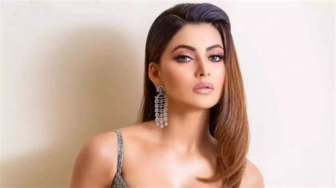 urvashi rautela loses 24 carat gold iphone during ind vs pak world cup match in ahmedabad