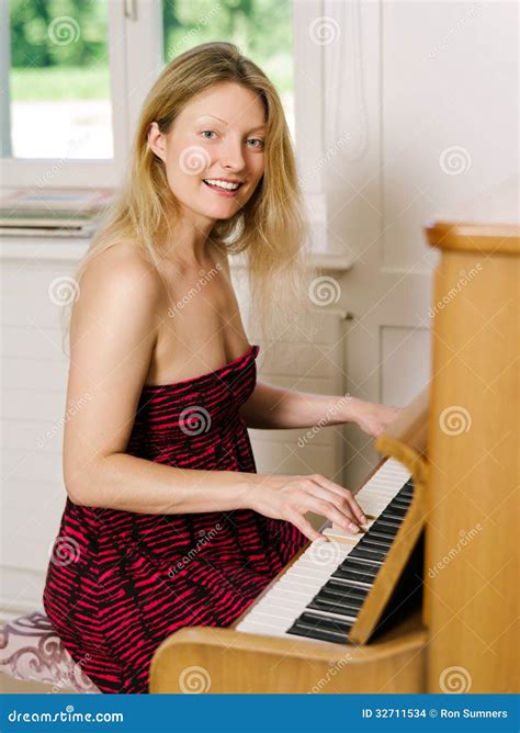Mooie Blond Thuis Spelend De Piano Stock Foto Image Of Plan Aantrekkelijk
