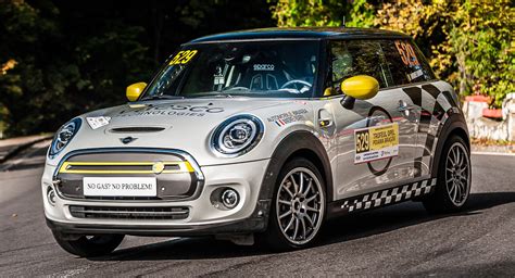 Mini Cooper Se Electric Hatchback Makes Its Rallying Debut Carscoops