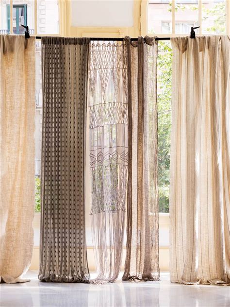 Las cortinas se diferencian según el material y su función en el hogar, en el mercado existe gran variedad de cortinas como metálicas, visillos, caídas o cortinones, persianas, mecánicas, manuales. Elige el tejido perfecto para cada cortina