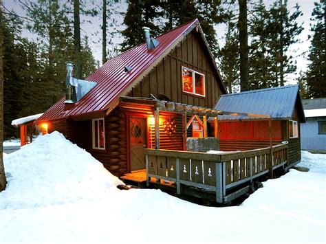 California guide to lodging, cheap hostels, secluded cabins, bed n breakfast, cool places to stay. Log Cabin on Tahoe Beach, California