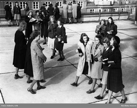 1944 Skolungdom Flickor promenerar och pratar med varandra på ett