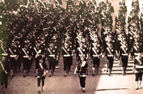 Anggota pasukan simpanan persekutuan sedang mengawal rusuhan. Gelanggang PersantaNala: PERARAKAN SILAT SENI GAYONG 1970-AN
