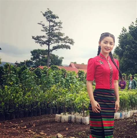Khin Wint Wah Bio Most Beautiful Women Traditional Dresses Designs