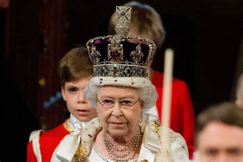 Queen Elizabeth II S Hilarious Description Of Royal Crown Resurfaces