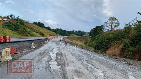 Pan borneo highway also known as trans borneo highway, is a road network on borneo island connecting two malaysian states, sabah and sarawak, with brunei. Menambahkan Lampu Jalan Di Lebuhraya Pan Borneo Di Bintulu ...