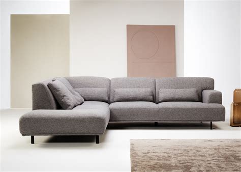 The modularity of the air wildwood sofa makes it easy to configure using arms, varied seat sizes and wooden backs, aligned or misaligned. Lago - Etap Sofa