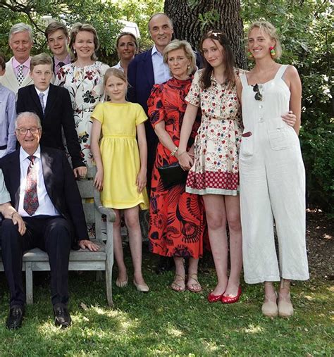 Tout la famille royale belge réunie autour d Albert et Paola pour leurs