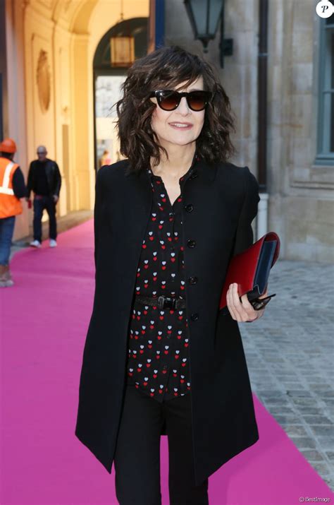 Outre le succès de son film « palais royal. Valérie Lemercier au défilé Haute Couture Schiaparelli ...