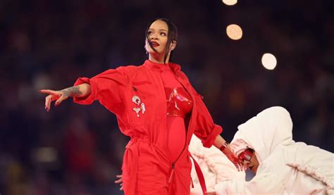 Rihannas Super Bowl Backup Dancers Didn T Know She Was Pregnant Before Her Performance