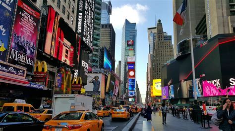 It is here that good morning america is broadcast live to the nation, here that now times square new york city is known around the world as a symbol of the american spirit. O que é a Times Square em Nova York? - Nova York e Você