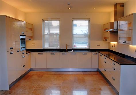 Gloss or matt kitchen cabinets? modern high gloss kitchen design ideas from High Gloss ...