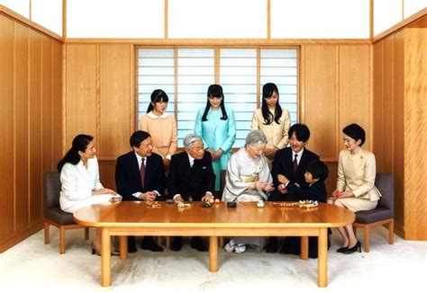 Naruhito El Príncipe Heredero A Japón De Un Imperio Vetado A Las Mujeres
