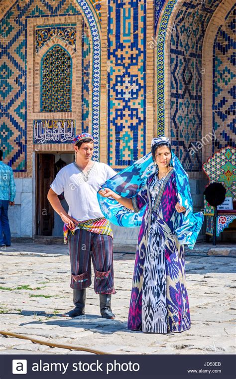 Samarcanda Uzbekistan 28 Agosto La Sposa E Lo Sposo In Uzbeko Tradizionale Abito Nuziale