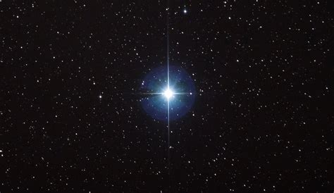 uma das estrelas mais brilhantes tem um planeta gigante e escaldante