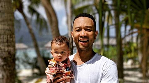 Chrissy teigen initially, worked in a surf shop where she was discovered by a photographer. John Legends Sohn sagt zum ersten Mal «Mama» zu Chrissy ...
