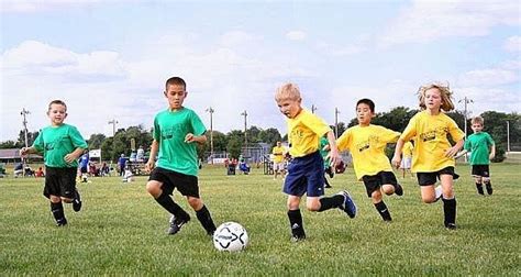 Poze Cu Copii Care Joaca Fotbal