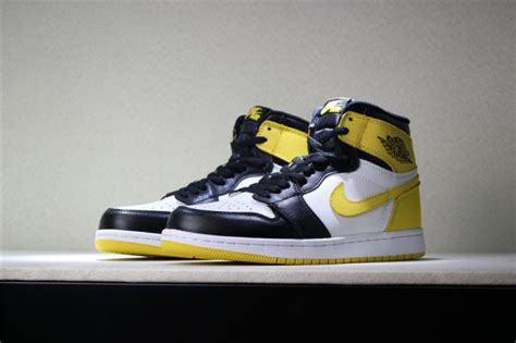 Air Jordan 1 Retro High Og Yellow Ochre Mens Basketball Shoes 555088 109