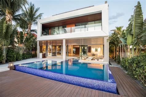 Infinity Edge Pool With Sunken Seating Area In Fort Lauderdale Modern