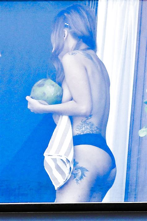 Free Lady Gaga Goes Nearly Nude On Hotel Balcony Photos