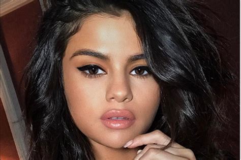 Selena Gomezs Cat Eye Is Ridiculously Perfect Elle Canada