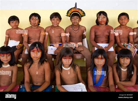 Les Enfants De Laller à Lécole Des Indiens Xingu Construit Dans Le Village Par Le Ministère De