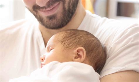 Séance Photos Naissance Papa Avec Bébé Dans Les Bras Objectif Photo