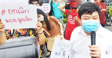 นกเพนกวิน (penguin) เป็นประเภทสัตว์ปีกแต่บินไม่ได้ มีลักษณะเด่นคือ มีขนสีดำที่ด้านหลัง และขนสีขาวที่ด้านหน้าท้อง ซึ้งช่วยป้องกันเพนกวินจากนัก. "สมยศ-เพนกวิน"โผล่ทำเนียบ จี้ ยกเลิกพ.ร.ก.ฉุกเฉิน ร้องโดน ...