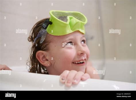 Kleines Mädchen Mit Schnorchelbrille In Der Badewanne Beim Baden In Der Badewanne