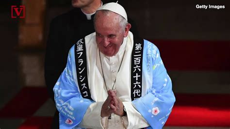 Pope dons traditional coat with anime image of his face to greet. Pope Francis Gifted Anime-Pope Coat While in Japan - YouTube