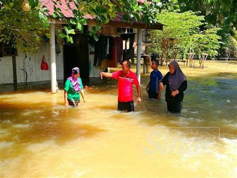Lebih ramai penduduk di sekitar bandar chukai, kemaman dijangka dipindahkan susulan pertembungan air sungai daripada hulu dan air pasang besar. Paras air sungai Kelantan kembali normal kecuali Sungai Golok