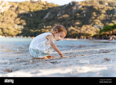Lindo Niño Niña Jugando En La Playa Fotografía De Stock Alamy