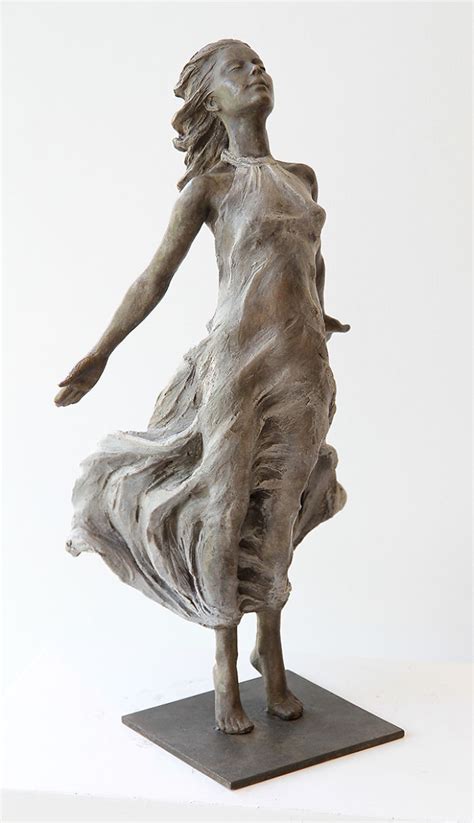 Esta artista crea esculturas femeninas a tamaño real inspirándose en el arte renacentista