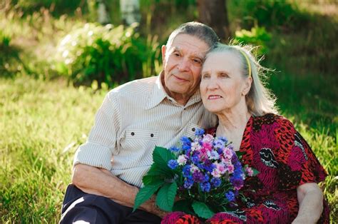 Hermosas Personas Felices De Ochenta Años Sentados En El Parque Foto