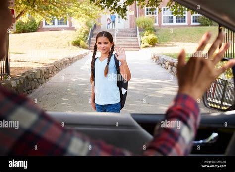 Madre En Coche Cayendo Hija Delante De La Escuela Fotografía De Stock