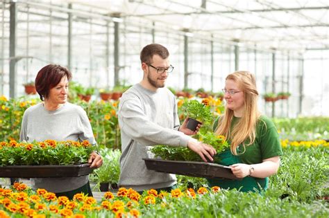 Sie bauen komplette grünanlagen, d.h. Gärtner/-in, Fachrichtung Zierpflanzenbau :: CJD ...