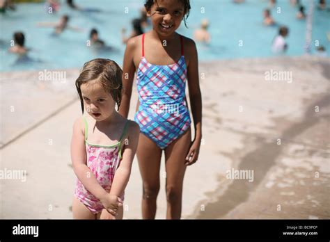 Junge Mädchen Am Pool In Badeanzügen Stockfotografie Alamy