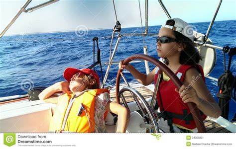 jeune capitaine de voilier image stock image du bateau 34305821