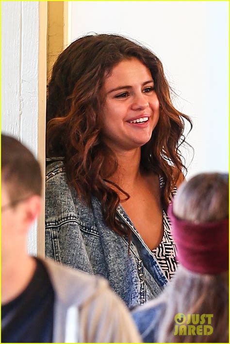 Selena Gomez Shows Off Big Sexy Curls After Hair Appointment Photo 3086151 Selena Gomez