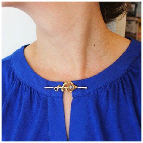How To Wear A Brooch 13 Styles Youll Want To Try Brooch Celebrity Jewelry How To Wear