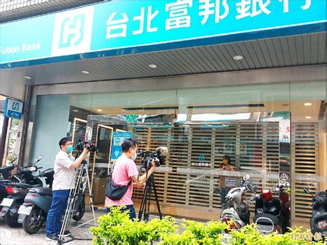 Search for text in self post contents. 案1184 5月5日可傳染期曾赴內湖的銀行 - 生活 - 自由時報電子報