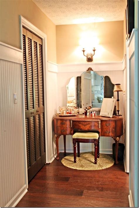 The door on the right is the bathroom, and directly across from the bathroom (behind the wall on the left side) is a walk in closet. Show Off & Inspire - Southern Hospitality | Home decor ...