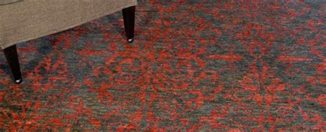 Moderne teppiche mit kreativen mustern oder schriftzügen sind ein schicker hingucker. Handgeknüpfte Teppiche trotz moderner Einrichtungsstile ...