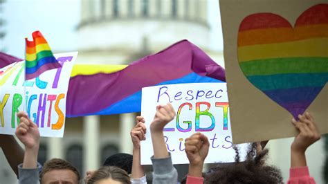 성소수자 권리 존중 동성애자 결혼 지지 를 외치는 포스터를 올리는 군중 공동체에 대한 스톡 사진 및 기타 이미지 istock