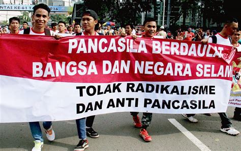 Gerakan radikalisme di indonesia kian mengkhawatirkan karena mulai digiatkan di area universitas. Para Ahli Tentang Upaya Menangani Radikalisme Di Indonesia - Salah satunya adalah ajaran tentang ...