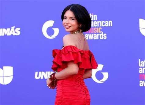 Ngela Aguilar Triunfa Con Un Espectacular Vestido Rojo Orgullosamente