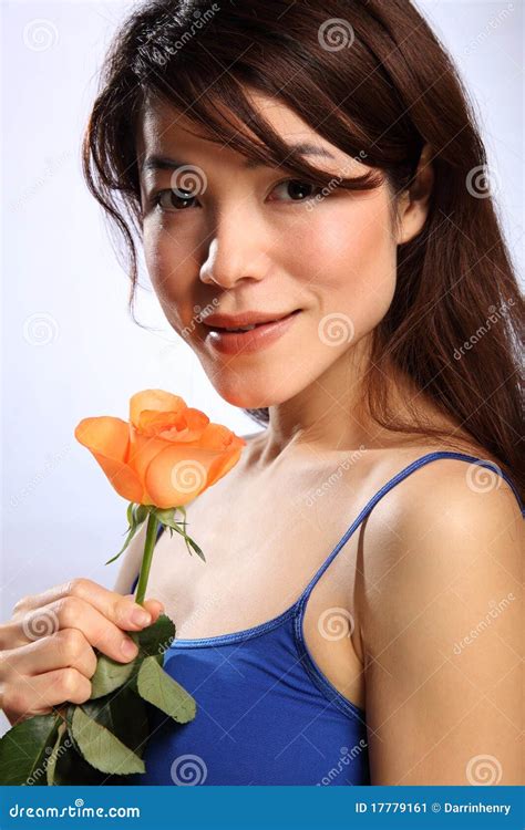 Het Mooie Jonge Japanse Meisje Met Sinaasappel Nam Toe Stock Afbeelding